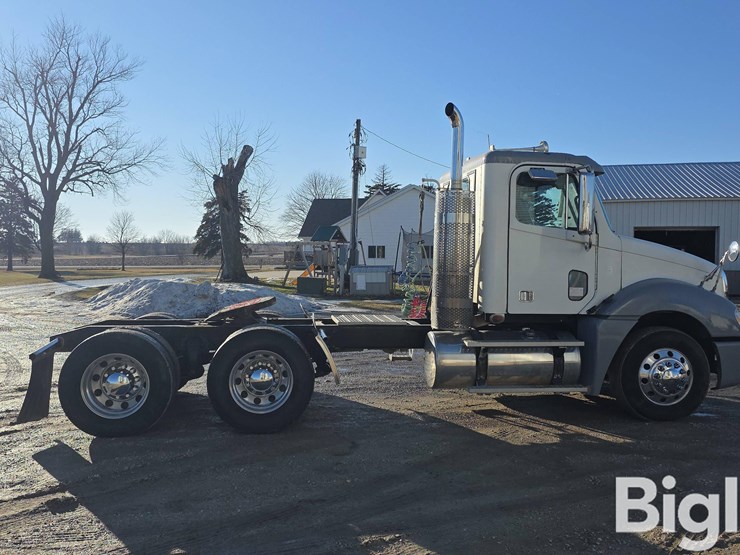 2009-freightliner-columbia-120-image-4