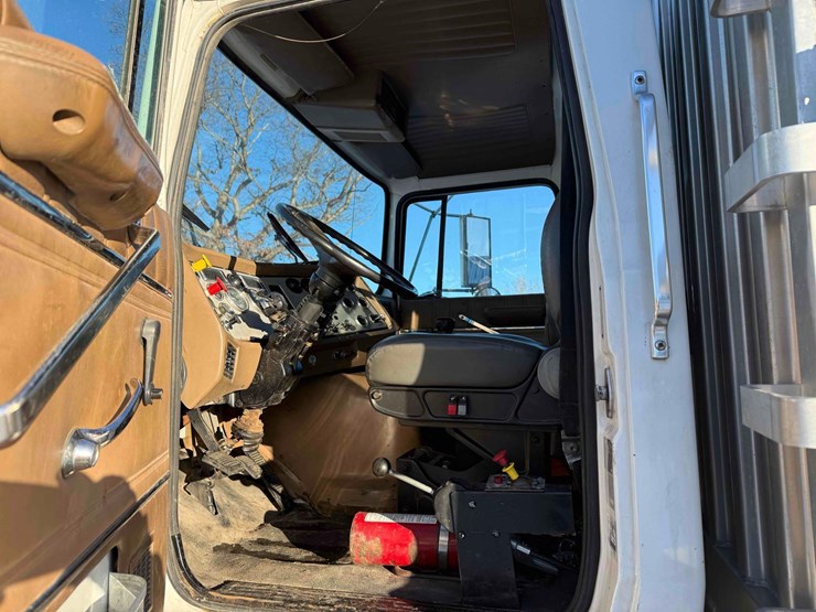 1996-ford-l-image-40