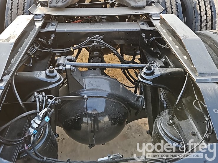 2020-peterbilt-567-image-18