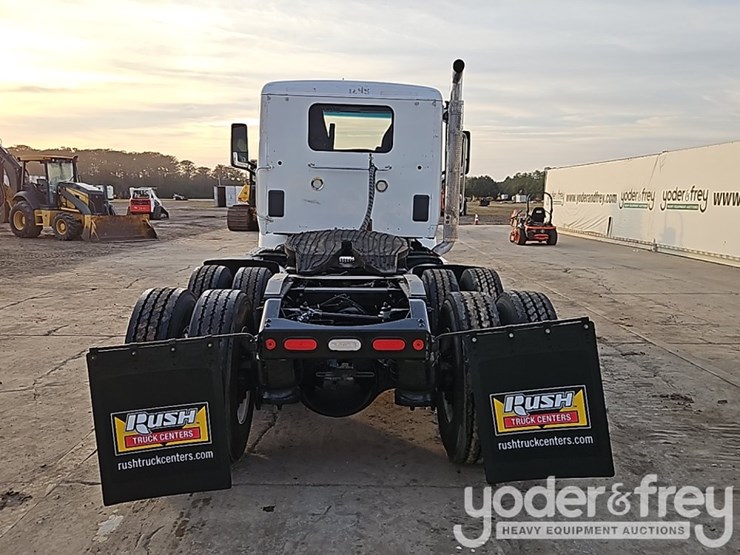 2020-peterbilt-567-image-16