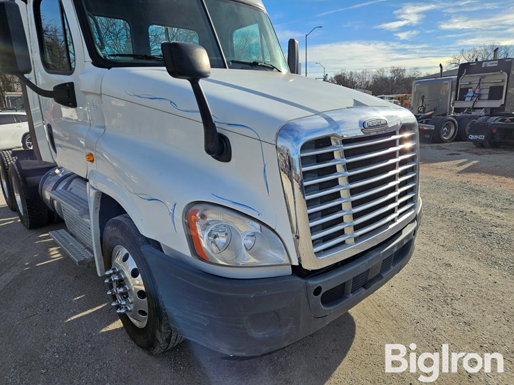2017-freightliner-cascadia-125-image-16