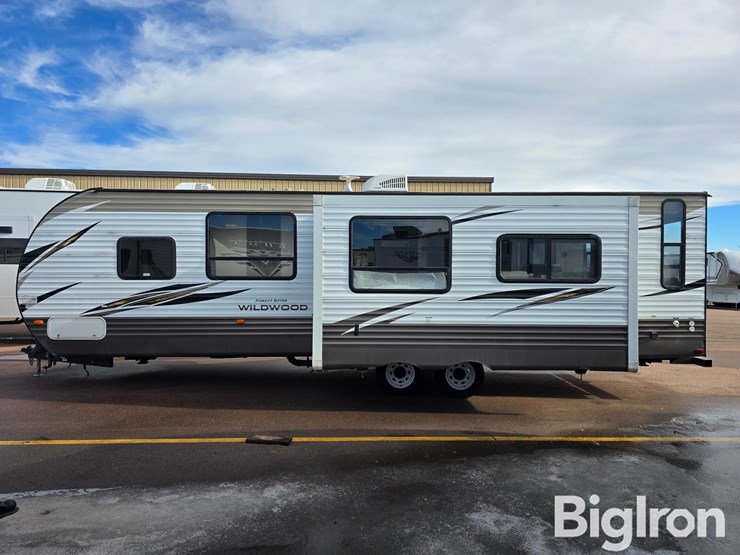 2018-forest-river-wildwood-28rlss-travel-trailer-image-8