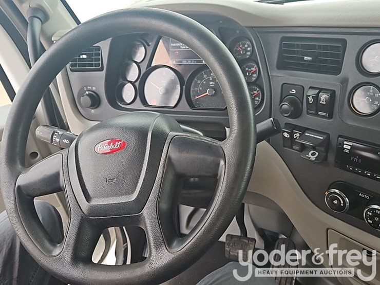 2020-peterbilt-567-image-25
