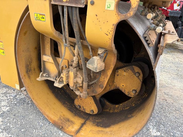 2016-caterpillar-cb64b-image-14