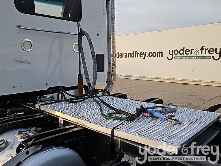 2020-peterbilt-567-image-23