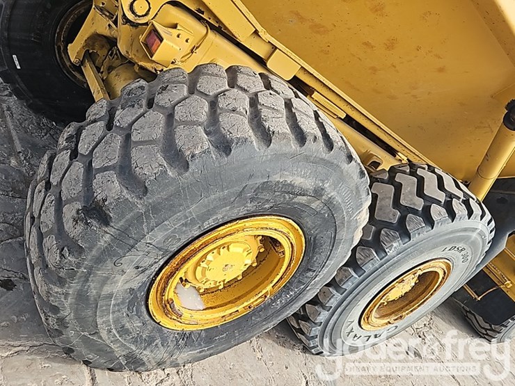 2008-caterpillar-d250e-image-10