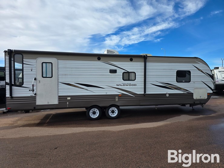 2018-forest-river-wildwood-28rlss-travel-trailer-image-4