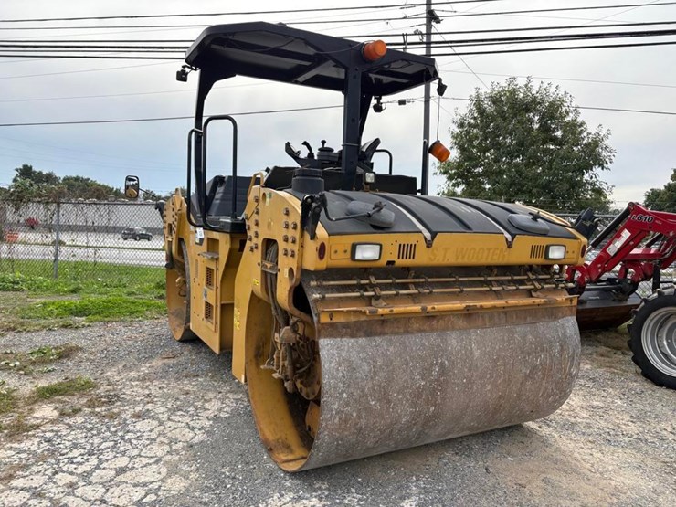 2016-caterpillar-cb64b-image-29