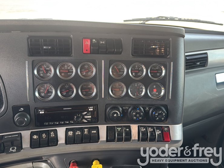 2021-kenworth-t880-image-32
