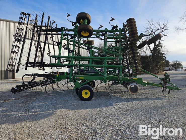 2022-john-deere-2330-image-4