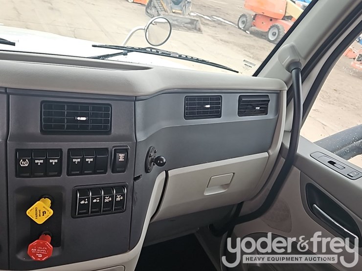 2020-peterbilt-567-image-21