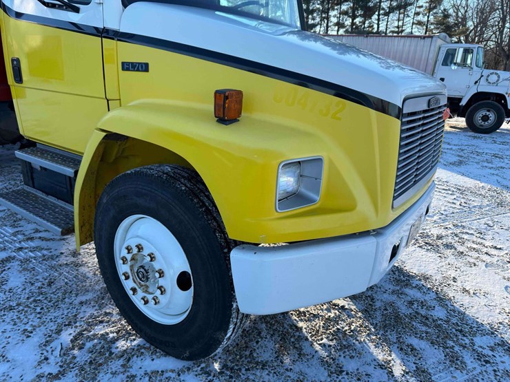 1984-freightliner-fl70-image-16