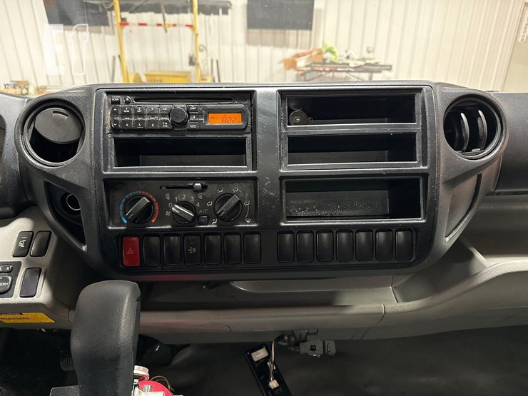 2015-hino-195-image-13