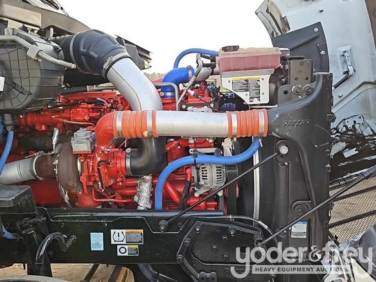 2020-peterbilt-567-image-27