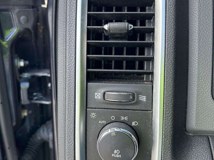 2013-dodge-1500-image-17