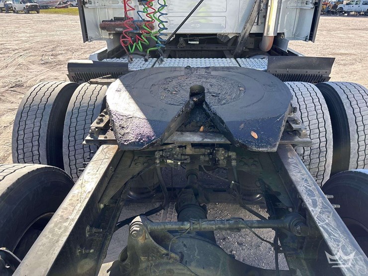 2016-volvo-vnl-t/a-sleeper-cab-truck-tractor-image-13