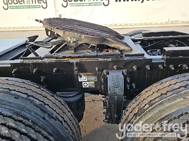 2020-peterbilt-567-image-15