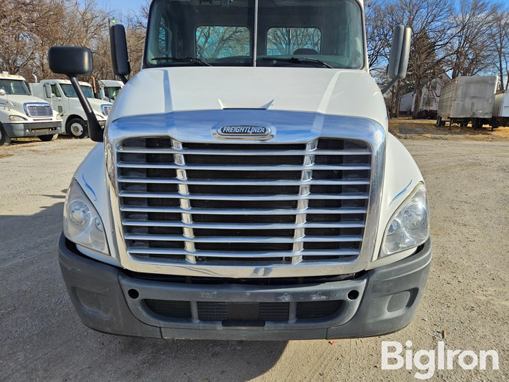 2017-freightliner-cascadia-125-image-15