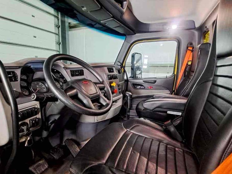 2017-peterbilt-579-image-8
