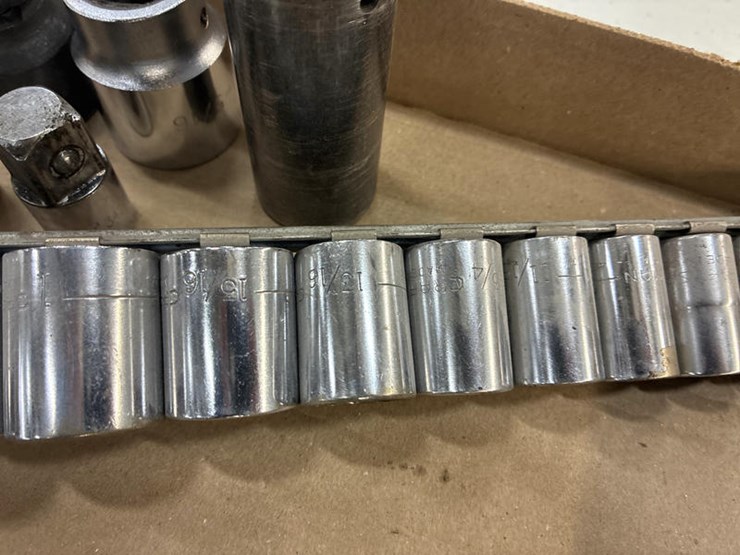 #115302-•-box-of-misc-craftsman-sockets-image-3