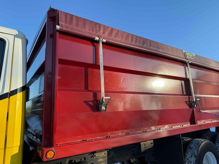 1984-freightliner-fl70-image-31