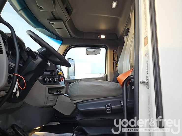 2020-peterbilt-567-image-31