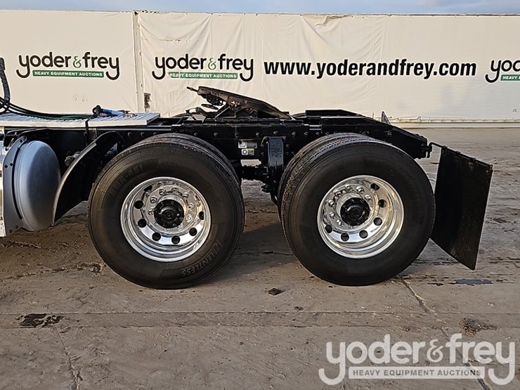 2020-peterbilt-567-image-13