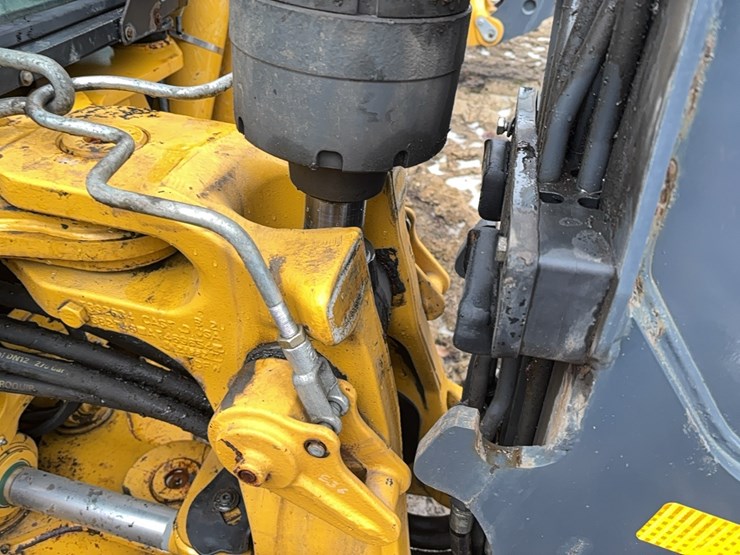 2022-john-deere-310-image-25