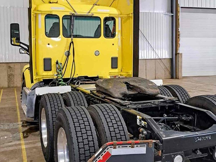 2017-peterbilt-579-image-3