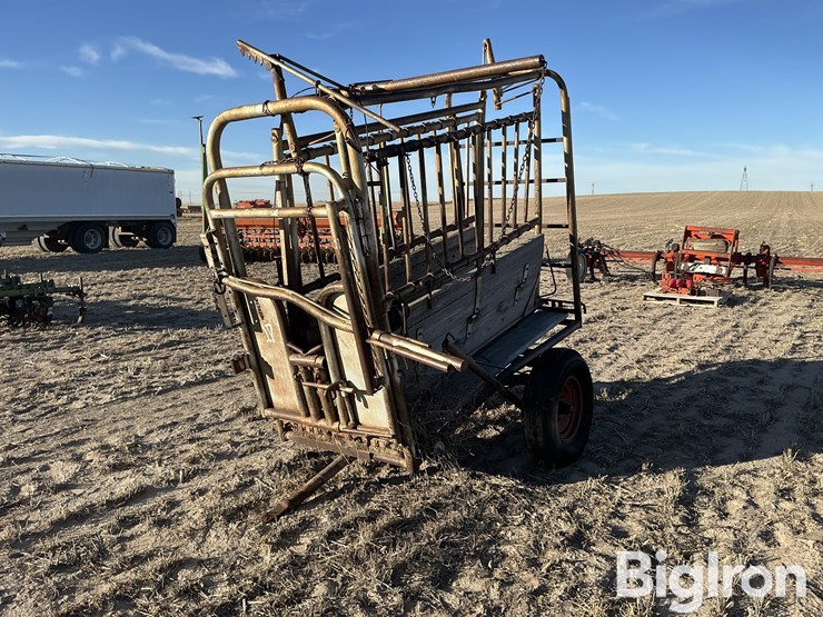 portable-squeeze-chute-image-1