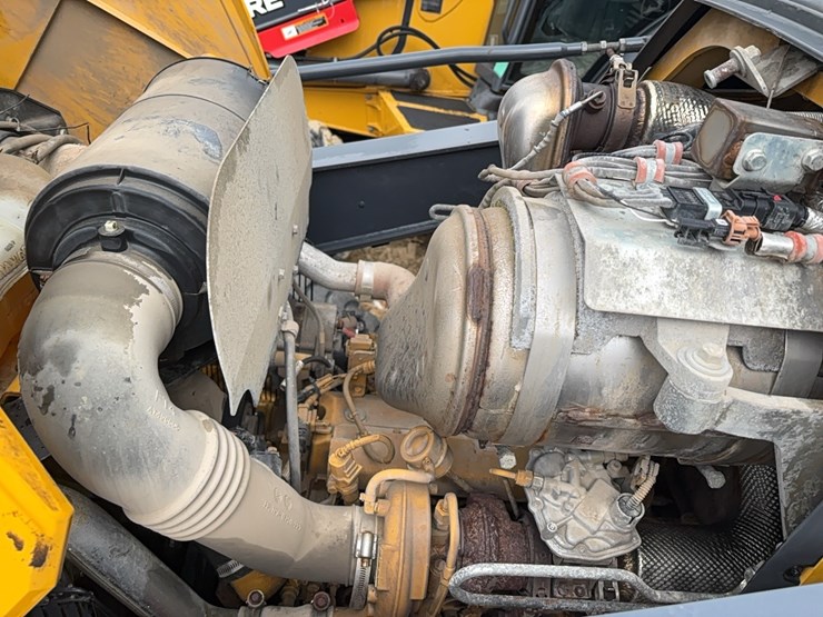 2022-john-deere-310-image-23