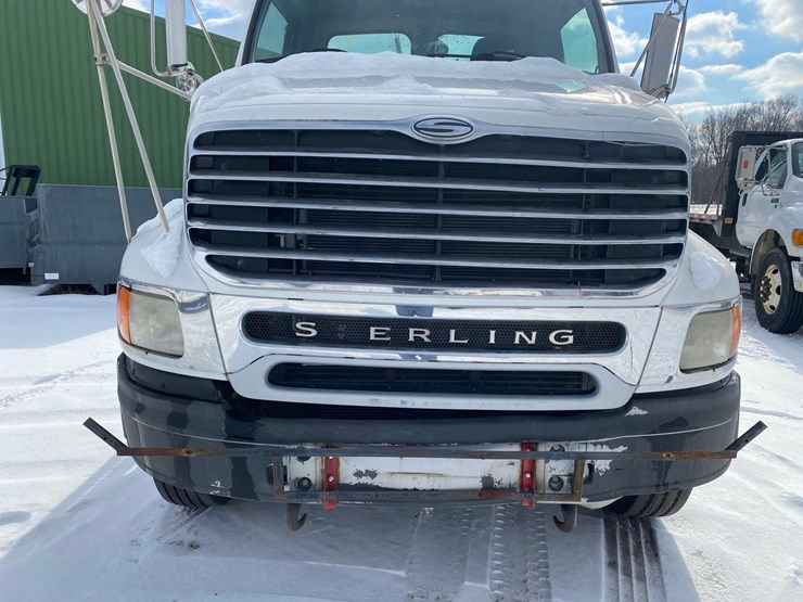 2005-sterling-at-9000-semi-tractor-image-7