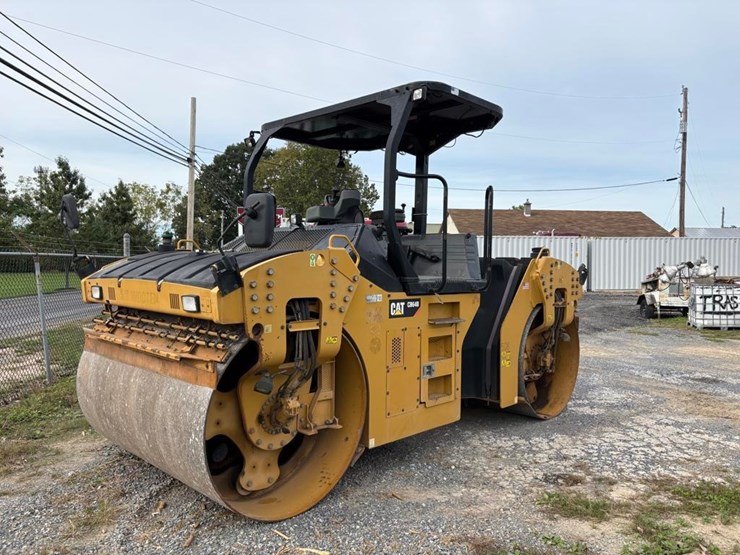 2016-caterpillar-cb64b-image-5