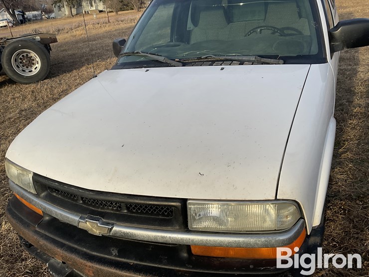 2002-chevrolet-s10-image-12