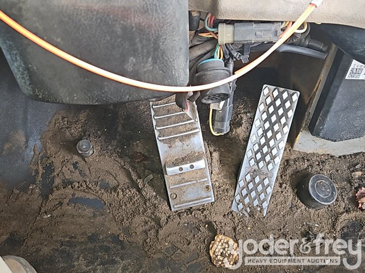 2008-caterpillar-d250e-image-24