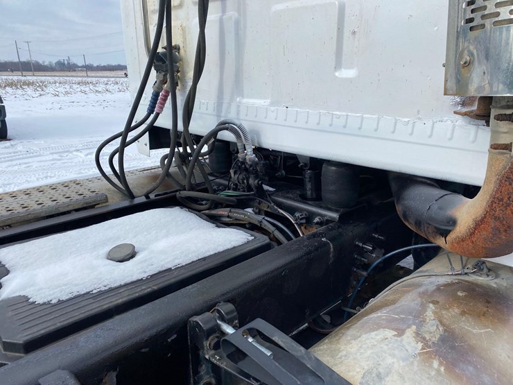 2005-sterling-at-9000-semi-tractor-image-12