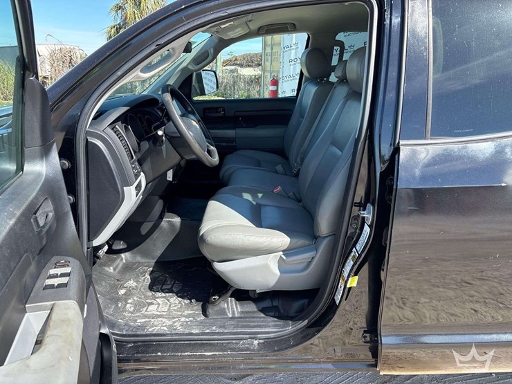 2012-toyota-tundra-sr5-image-17