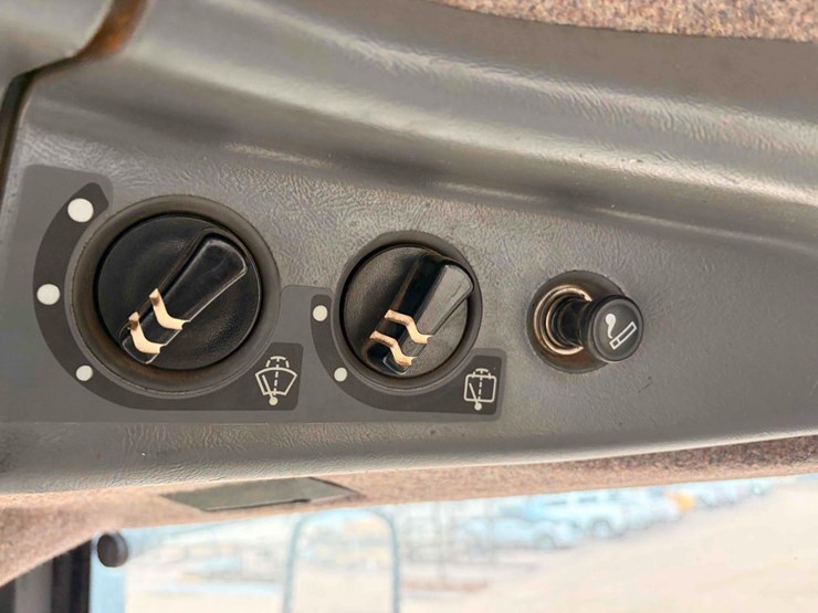 2005-challenger-55-track-tractor-image-16