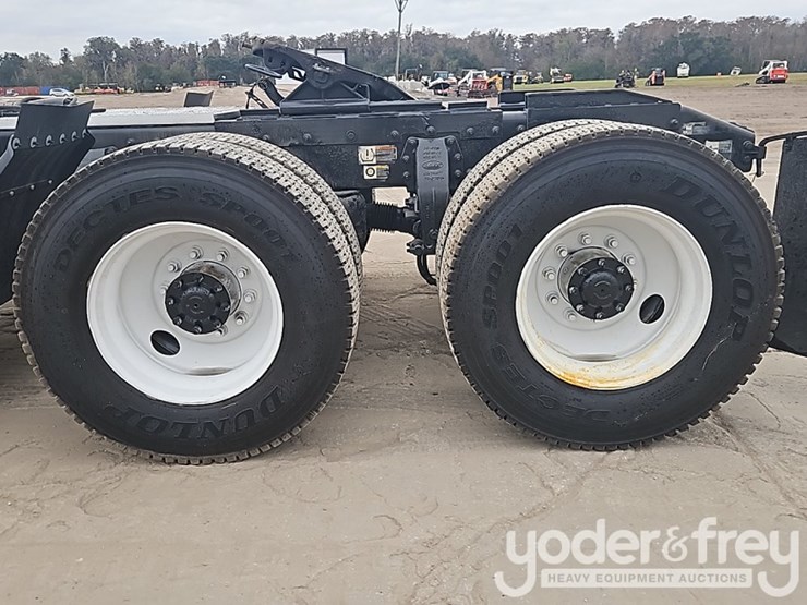 2020-peterbilt-567-image-16