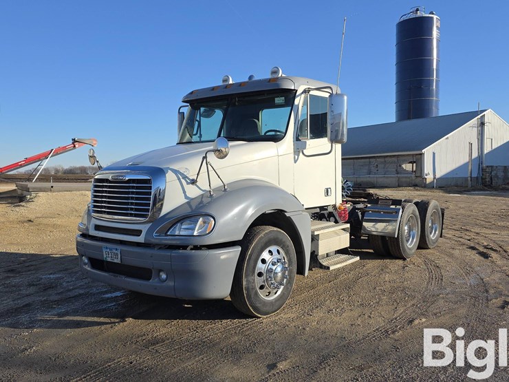 2009-freightliner-columbia-120-image-1