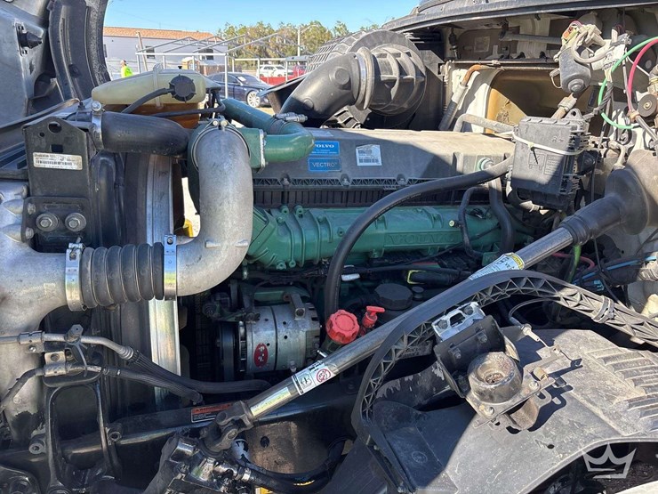 2016-volvo-vnl-t/a-sleeper-cab-truck-tractor-image-15