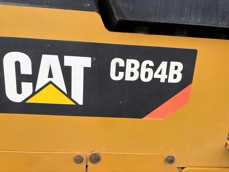 2016-caterpillar-cb64b-image-17