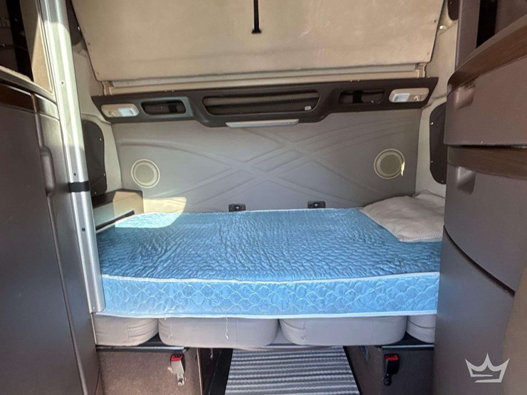 2016-volvo-vnl-t/a-sleeper-cab-truck-tractor-image-29