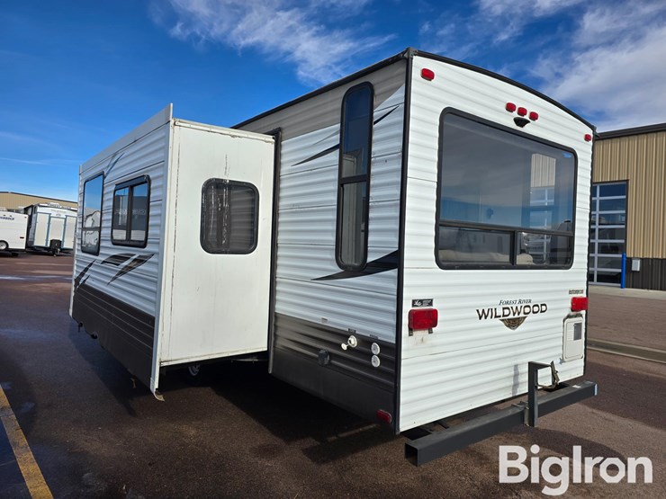 2018-forest-river-wildwood-28rlss-travel-trailer-image-7