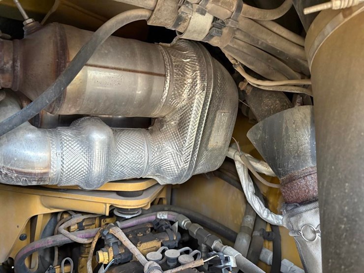 2016-caterpillar-cb64b-image-23