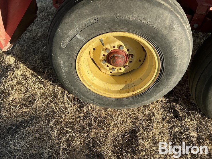 new-holland-1037-image-17