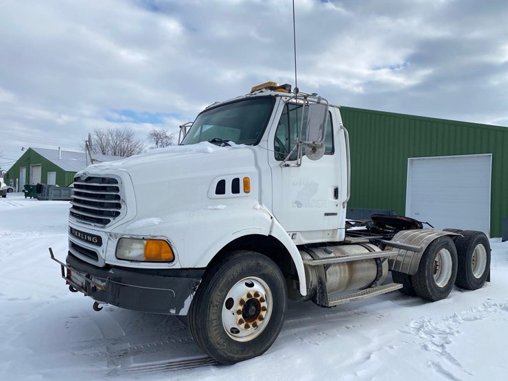 2005-sterling-at-9000-semi-tractor-image-3