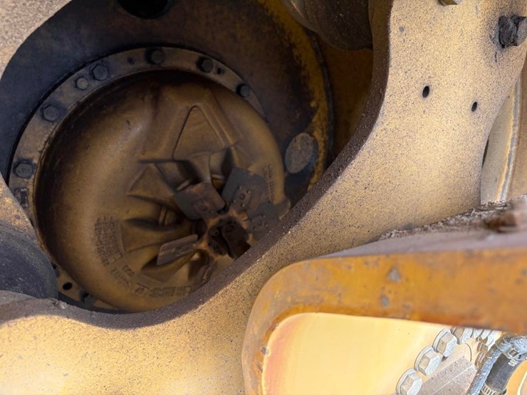 2016-caterpillar-cb64b-image-18