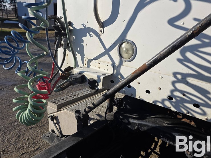 2009-freightliner-columbia-120-image-15