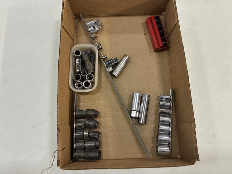 #115290-•-assortment-3/8-sockets-image-1